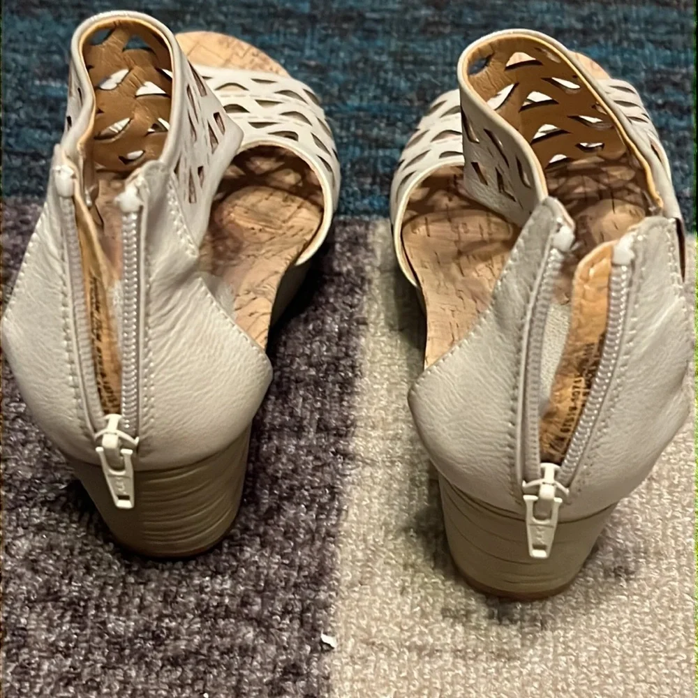 - Baretraps Miriam wedge sandals size 7.5
